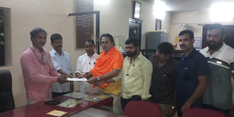 ಪುತ್ತೂರು:  ಶ್ರೀ ಮಹಾಲಿಂಗೇಶ್ವರ ದೇವಸ್ಥಾನದಲ್ಲಿ ವಸ್ತ್ರ ಸಂಹಿತೆ ಜಾರಿಗೊಳಿಸುವಂತೆ ವಿ.ಹಿಂ.ಪ. ಬಜರಂಗದಳದ ವತಿಯಿಂದ ಮನವಿ