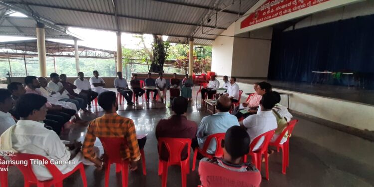 ಕೋಡಿಂಬಾಡಿ: ಮಠಂತಬೆಟ್ಟು ಶ್ರೀ ಮಹಿಷಮರ್ದಿನಿ ದೇವಸ್ಥಾನದ ಬ್ರಹ್ಮಕಲಶೋತ್ಸವ ಸಮಿತಿಯ ಸಮಾಲೋಚನಾ ಸಭೆ