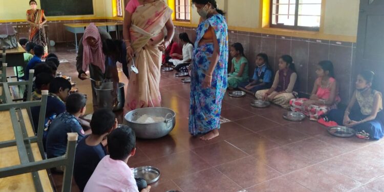 ವೀರಕಂಭ: ಹಿರಿಯ ಪ್ರಾಥಮಿಕ ಶಾಲೆಯಲ್ಲಿ ಬಿಸಿಯೂಟ ಯೋಜನೆಗೆ ಚಾಲನೆ