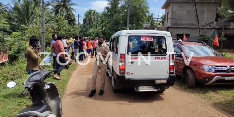 ಪುತ್ತೂರು:ರಸ್ತೆ ವಿಚಾರ ಶಾಸಕರ ಕಾರು ಅಡ್ಡಗಟ್ಟಿ ಸಾರ್ವಜನಿಕರಿಂದ ಆಕ್ರೋಶ !!ಸ್ಥಳದಲ್ಲಿ ಬಿಗುವಿನ ವಾತಾವರಣ !! ಇಬ್ಬರು ಪೊಲೀಸ್ ವಶಕ್ಕೆ