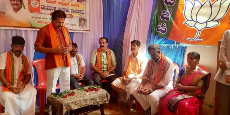 ಕೆಮ್ಮಾಯಿ : ಬೂತ್ ಅಧ್ಯಕ್ಷರ ಮನೆಗೆ ‘ನಾಮಫಲಕ’ ಅಳವಡಿಕೆ ಕಾರ್ಯಕ್ರಮ