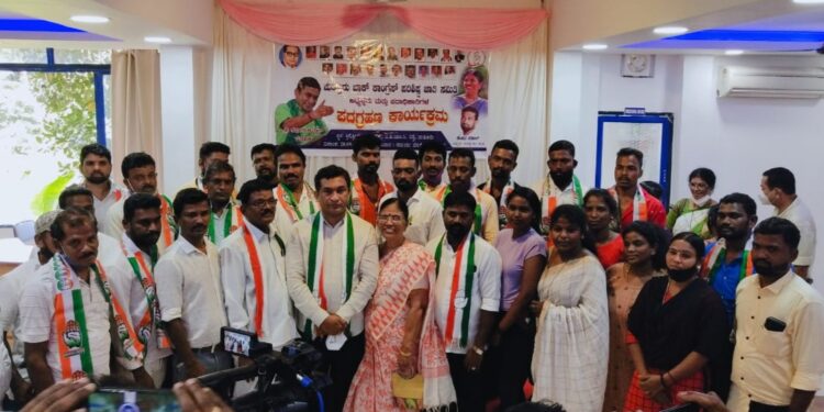 ಪುತ್ತೂರು: ಬ್ಲಾಕ್ ಕಾಂಗ್ರೆಸ್ ಪರಿಶಿಷ್ಟ ಜಾತಿ ಸಮಿತಿ ಅಧ್ಯಕ್ಷರು ಮತ್ತು ಪದಾಧಿಕಾರಿಗಳ ಪದಗ್ರಹಣ ಕಾರ್ಯಕ್ರಮ:; ಆರ್.ಎಸ್.ಎಸ್. ಮತ್ತು ಬಿಜೆಪಿಗರು ದಲಿತ ವಿರೋಧಿಗಳು – ಸುಧೀರ್ ಕುಮಾರ್ ಮರೋಳಿ