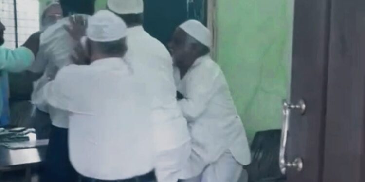 ಪುತ್ತೂರು: ಸಂಯುಕ್ತ ಖಾಝಿ ನೇಮಕ ವಿಚಾರದಲ್ಲಿ ಭಿನ್ನಾಭಿಪ್ರಾಯ..!! ಸಭೆಯಲ್ಲಿ ಚರ್ಚೆ, ನೂಕುನುಗ್ಗಲಿನ ವಿಡಿಯೋ ವೈರಲ್..!