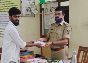 ಪುತ್ತೂರು:  ಖಾಸಗಿ ಬಸ್ ನಿಲ್ದಾಣದ ಬಳಿ ದೊರೆತ ಶ್ರೀ ಮಹಾಲಿಂಗೇಶ್ವರ ದೇವಸ್ಥಾನದ ಚೆಕ್  ಹಸ್ತಾಂತರ