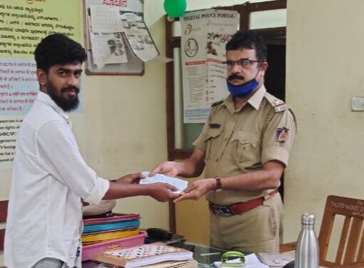 ಪುತ್ತೂರು:  ಖಾಸಗಿ ಬಸ್ ನಿಲ್ದಾಣದ ಬಳಿ ದೊರೆತ ಶ್ರೀ ಮಹಾಲಿಂಗೇಶ್ವರ ದೇವಸ್ಥಾನದ ಚೆಕ್  ಹಸ್ತಾಂತರ