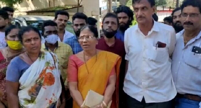 ಪುತ್ತೂರು: ಶಾಸಕರ ಕಾರಿಗೆ ಅಡ್ಡಗಟ್ಟಿದ ಪ್ರಕರಣ:; ಅಮಾಯಕರ ಮೇಲೆ ಬಲವಂತವಾಗಿ ಪ್ರಕರಣ ದಾಖಲಾದರೇ, ನಾಳೆಯಿಂದ ಶಾಸಕರ ಕಾರಿಗೆ ನಾವೇ ಅಡ್ಡ ನಿಲ್ಲುತ್ತೇವೆ – ಶಕುಂತಳಾ ಶೆಟ್ಟಿ