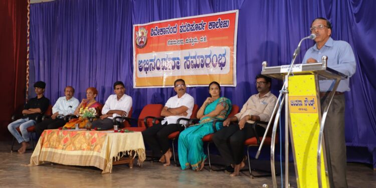 ವಿವೇಕಾನಂದ ಪದವಿಪೂರ್ವ ಕಾಲೇಜಿನಲ್ಲಿ ಸಾಧಕ ವಿದ್ಯಾರ್ಥಿಗಳ ಅಭಿನಂದನಾ ಸಮಾರಂಭ:; ಪ್ರತಿಯೊಬ್ಬ ವಿದ್ಯಾರ್ಥಿಯು ಸಮಾಜದಲ್ಲಿ ಹೊಳೆಯುವ ವಜ್ರಗಳಾಗಿ ರೂಪುಗೊಳ್ಳಬೇಕು- ಗಣೇಶ್
