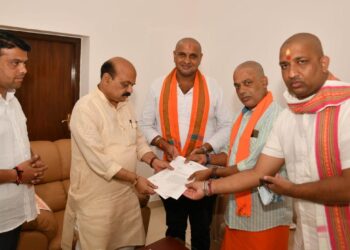 ದತ್ತ ಪೀಠದಲ್ಲಿ ಶೀಘ್ರ ಹಿಂದೂ ಆರ್ಚಕರನ್ನು ನೇಮಿಸುವಂತೆ ಹಾಗೂ ದತ್ತ ಜಯಂತಿ ಕಾರ್ಯಕ್ರಮಕ್ಕೆ ಮುಖ್ಯಮಂತ್ರಿಗಳು ಆಗಮಿಸುವಂತೆ ವಿ.ಹಿಂ.ಪ.ಬಜರಂಗದಳ ವತಿಯಿಂದ ಮನವಿ