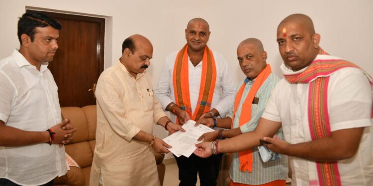 ದತ್ತ ಪೀಠದಲ್ಲಿ ಶೀಘ್ರ ಹಿಂದೂ ಆರ್ಚಕರನ್ನು ನೇಮಿಸುವಂತೆ ಹಾಗೂ ದತ್ತ ಜಯಂತಿ ಕಾರ್ಯಕ್ರಮಕ್ಕೆ ಮುಖ್ಯಮಂತ್ರಿಗಳು ಆಗಮಿಸುವಂತೆ ವಿ.ಹಿಂ.ಪ.ಬಜರಂಗದಳ ವತಿಯಿಂದ ಮನವಿ