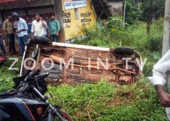 ಪುತ್ತೂರು: ಹಾರಾಡಿಯಲ್ಲಿ ಕಾರು ಮತ್ತು ಬೈಕ್‌ ನಡುವೆ ಡಿಕ್ಕಿ:; ಹಳ್ಳಕ್ಕೆ ಬಿದ್ದ ಕಾರು