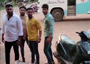 ಮಂಗಳೂರು: ಹಾಡಹಗಲೇ ಅನ್ಯಕೋಮಿನ ಯುವಕರ ತಂಡದಿಂದ ಹಿಂದೂ ಯುವಕನ ಮೇಲೆ ಹಲ್ಲೆಗೆ ಯತ್ನ..!! ಅವಾಚ್ಯ ಶಬ್ದಗಳಿಂದ ನಿಂದಿಸಿ, ಬೆದರಿಕೆ ಹಾಕಿರುವ ವೀಡಿಯೋ ಸಾಮಾಜಿಕ ಜಾಲತಾಣದಲ್ಲಿ ವೈರಲ್