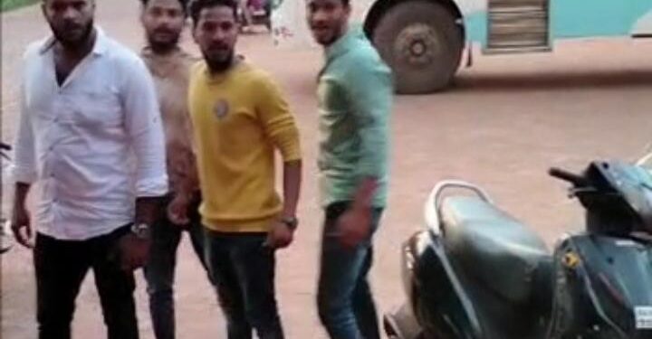 ಮಂಗಳೂರು: ಹಾಡಹಗಲೇ ಅನ್ಯಕೋಮಿನ ಯುವಕರ ತಂಡದಿಂದ ಹಿಂದೂ ಯುವಕನ ಮೇಲೆ ಹಲ್ಲೆಗೆ ಯತ್ನ..!! ಅವಾಚ್ಯ ಶಬ್ದಗಳಿಂದ ನಿಂದಿಸಿ, ಬೆದರಿಕೆ ಹಾಕಿರುವ ವೀಡಿಯೋ ಸಾಮಾಜಿಕ ಜಾಲತಾಣದಲ್ಲಿ ವೈರಲ್