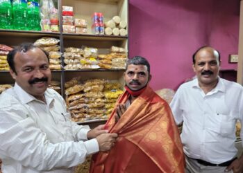 ರೋಹಿಣಿ ಸಿಂಧೂರಿ ಪರ ತಮ್ಮ ವಸ್ತ್ರದ ಮೂಲಕ ಧ್ವನಿ ಎತ್ತಿದ ಸ್ವಾಗತ್ ಬೇಕರಿ ‘ರಾಜು’ ರವರಿಗೆ ಸನ್ಮಾನ