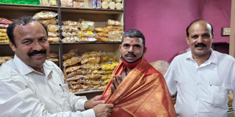 ರೋಹಿಣಿ ಸಿಂಧೂರಿ ಪರ ತಮ್ಮ ವಸ್ತ್ರದ ಮೂಲಕ ಧ್ವನಿ ಎತ್ತಿದ ಸ್ವಾಗತ್ ಬೇಕರಿ ‘ರಾಜು’ ರವರಿಗೆ ಸನ್ಮಾನ