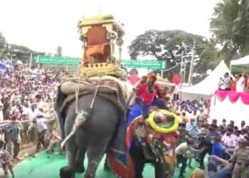 ಶ್ರೀರಂಗಪಟ್ಟಣ ದಸರಾ ಸಂಭ್ರಮದ ವೇಳೆ ಬೆದರಿದ ಆನೆ..!! ತಪ್ಪಿದ ಭಾರೀ ಅನಾಹುತ