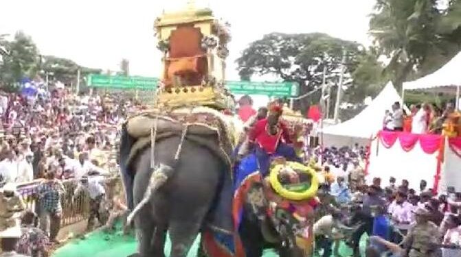 ಶ್ರೀರಂಗಪಟ್ಟಣ ದಸರಾ ಸಂಭ್ರಮದ ವೇಳೆ ಬೆದರಿದ ಆನೆ..!! ತಪ್ಪಿದ ಭಾರೀ ಅನಾಹುತ