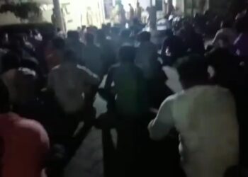 ಹಿಂ.ಜಾ.ವೇ. ಕಾರ್ಯಕರ್ತರಿಗೆ ಎಸ್.ಐ. ಹಲ್ಲೆ ಆರೋಪ..!! ರಾತ್ರೋರಾತ್ರಿ ಠಾಣೆಗೆ ಮುತ್ತಿಗೆ ಹಾಕಿ ಭಜನೆ ನಡೆಸಿದ ಕಾರ್ಯಕರ್ತರು