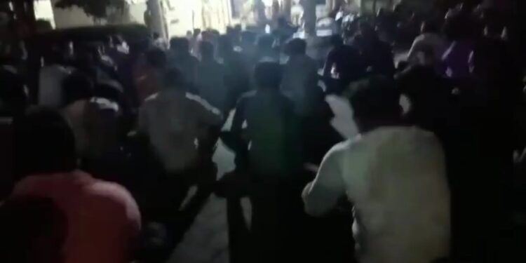 ಹಿಂ.ಜಾ.ವೇ. ಕಾರ್ಯಕರ್ತರಿಗೆ ಎಸ್.ಐ. ಹಲ್ಲೆ ಆರೋಪ..!! ರಾತ್ರೋರಾತ್ರಿ ಠಾಣೆಗೆ ಮುತ್ತಿಗೆ ಹಾಕಿ ಭಜನೆ ನಡೆಸಿದ ಕಾರ್ಯಕರ್ತರು