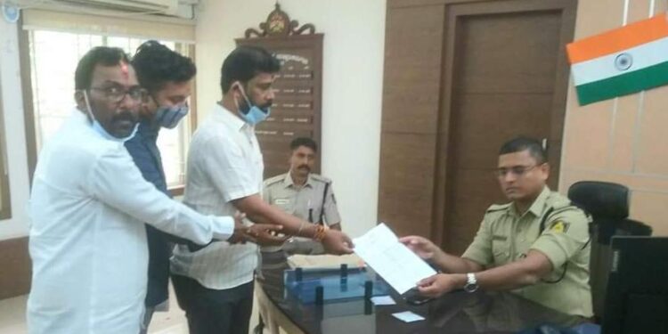 ಉಪ್ಪಿನಂಗಡಿ: ವಿ.ಹಿಂ.ಪ. ಕಾರ್ಯಕರ್ತನ ಮೇಲೆ ಪೊಲೀಸ್ ದೌರ್ಜನ್ಯ ಆರೋಪ:; ಪೊಲೀಸ್ ಸಿಬ್ಬಂದಿಗಳ ಅಮಾನತಿಗೆ ವಿ.ಹಿಂ.ಪ ಆಗ್ರಹ