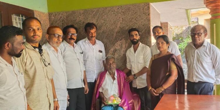 ಪುತ್ತೂರು: ಬ್ಲಾಕ್ ಕಾಂಗ್ರೆಸ್ ವತಿಯಿಂದ ಹಿರಿಯ ಕಾಂಗ್ರೆಸ್ ಮುಖಂಡ ಮುರ ಪುತ್ತು ಹಾಜಿ ಯವರಿಗೆ ಸನ್ಮಾನ