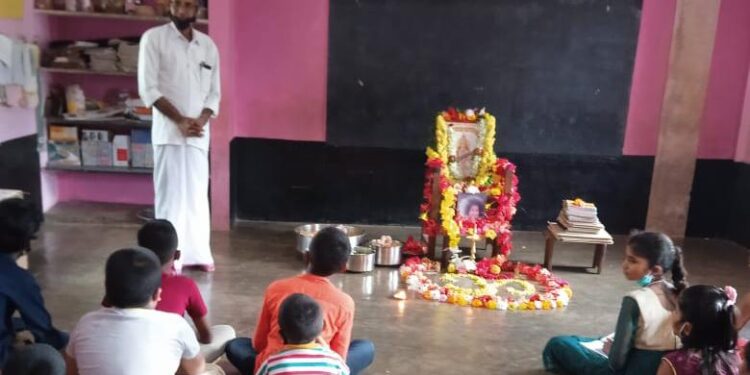 ಪಡಿಬಾಗಿಲು: ಹಿರಿಯ ಪ್ರಾಥಮಿಕ ಶಾಲೆಯಲ್ಲಿ ಗ್ರಂಥ ಪೂಜೆ