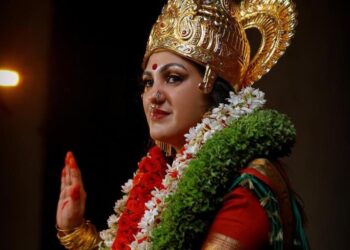 ನವರಾತ್ರಿ ಹಬ್ಬದ ಪ್ರಯುಕ್ತ ಲಕ್ಷ್ಮೀ ದೇವಿಯಾಗಿ ಕಂಗೊಳಿಸಿದ ತಾ.ಪಂ. ಮಾಜಿ ಅಧ್ಯಕ್ಷ ರಾಧಾಕೃಷ್ಣ ಬೋರ್ಕರ್ ರವರ ಪತ್ನಿ “ಜ್ಯೋತಿ”