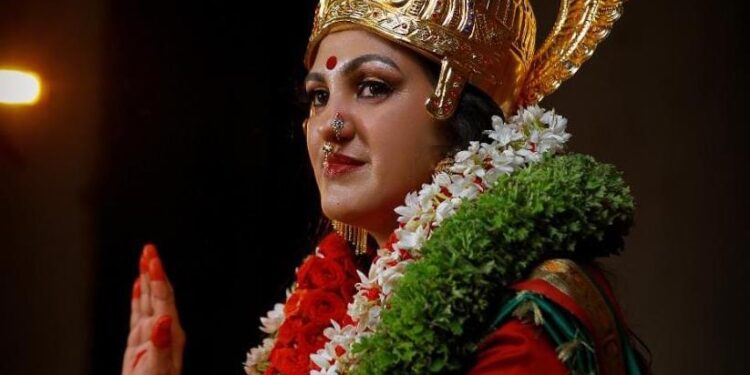 ನವರಾತ್ರಿ ಹಬ್ಬದ ಪ್ರಯುಕ್ತ ಲಕ್ಷ್ಮೀ ದೇವಿಯಾಗಿ ಕಂಗೊಳಿಸಿದ ತಾ.ಪಂ. ಮಾಜಿ ಅಧ್ಯಕ್ಷ ರಾಧಾಕೃಷ್ಣ ಬೋರ್ಕರ್ ರವರ ಪತ್ನಿ “ಜ್ಯೋತಿ”