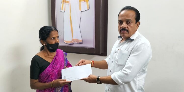 ಪುತ್ತೂರು: ಅನಾರೋಗ್ಯದಿಂದ ಬಳಲುತ್ತಿರುವ ಮಹಿಳೆಯ ಚಿಕಿತ್ಸೆಗೆ ಅಶೋಕ್ ಕುಮಾರ್ ರೈ ಯವರಿಂದ ಆರ್ಥಿಕ ನೆರವು