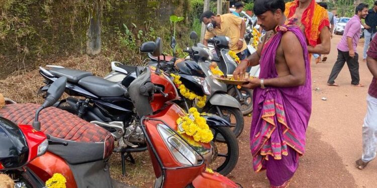 ಸಾಮೆತ್ತಡ್ಕ: “ಸ್ವಾಮಿ ಎಂಟರ್ಪ್ರೈಸಸ್” ನಲ್ಲಿ ಆಯುಧ ಪೂಜಾ ಸಂಭ್ರಮ