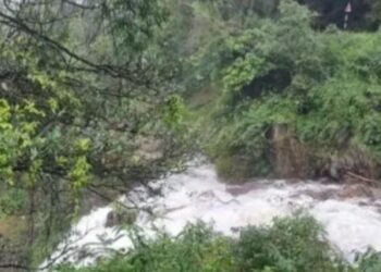 ಚಾರ್ಮಾಡಿ: ಜಲಪಾತದ ಬಳಿ ಸೆಲ್ಪಿ ತೆಗೆಯುವ ಹುಚ್ಚಿನಲ್ಲಿ 80 ಅಡಿ ಆಳಕ್ಕೆ ಕಾಲುಜಾರಿ ಬಿದ್ದ ಯುವಕ..!!