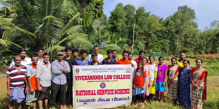 ವಿವೇಕಾನಂದ ಕಾನೂನು ಮಹಾವಿದ್ಯಾಲಯದ ವಿದ್ಯಾರ್ಥಿಗಳಿಂದ ‘ಪೈರು ಕಟಾವು’:; ಕಾನೂನು ಕಲಿಕೆ ಜೊತೆಗೆ ವಿದ್ಯಾರ್ಥಿಗಳಿಂದ ಕೃಷಿ ಪ್ರಾತ್ಯಕ್ಷಿತೆ