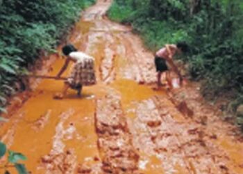 ಬೆಳ್ಳಾರೆ : 2ನೇ ತರಗತಿ ವಿದ್ಯಾರ್ಥಿಗಳಿಂದ ಕೆಸರು ತುಂಬಿದ ರಸ್ತೆ ದುರಸ್ಥಿ:; ಕೆಸರುಮಯ  ರಸ್ತೆಯಲ್ಲಿ ಶಾಲೆಗೆ ಹೋಗುವುದನ್ನು ತಪ್ಪಿಸಲು ಹಾರೆ ಹಿಡಿದ ಪುಟಾಣಿಗಳು