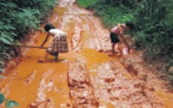 ಬೆಳ್ಳಾರೆ : 2ನೇ ತರಗತಿ ವಿದ್ಯಾರ್ಥಿಗಳಿಂದ ಕೆಸರು ತುಂಬಿದ ರಸ್ತೆ ದುರಸ್ಥಿ:; ಕೆಸರುಮಯ ರಸ್ತೆಯಲ್ಲಿ ಶಾಲೆಗೆ ಹೋಗುವುದನ್ನು ತಪ್ಪಿಸಲು ಹಾರೆ ಹಿಡಿದ ಪುಟಾಣಿಗಳು