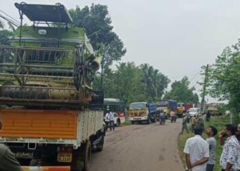 ಬೆಳಂದೂರು: ಲಾರಿಯಲ್ಲಿ ಕೊಂಡೊಯ್ಯುತ್ತಿದ್ದ ಭತ್ತ ಪೈರು ಕಟಾವು ಯಂತ್ರ ವಿದ್ಯುತ್ ತಂತಿಗೆ ಸ್ಪರ್ಶ:: ತಪ್ಪಿದ ಭಾರೀ ಅನಾಹುತ