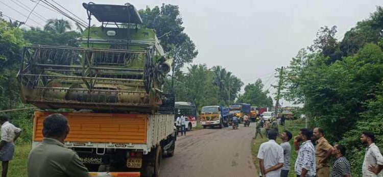ಬೆಳಂದೂರು: ಲಾರಿಯಲ್ಲಿ ಕೊಂಡೊಯ್ಯುತ್ತಿದ್ದ ಭತ್ತ ಪೈರು ಕಟಾವು ಯಂತ್ರ ವಿದ್ಯುತ್ ತಂತಿಗೆ ಸ್ಪರ್ಶ:: ತಪ್ಪಿದ ಭಾರೀ ಅನಾಹುತ