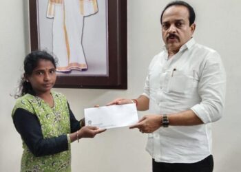 ಜಾಗದ ಹಕ್ಕು ಪತ್ರ ಪಡೆಯುವ ಸಲುವಾಗಿ ಶುಲ್ಕ ಪಾವತಿಸಲು ಬಡಮಹಿಳೆಗೆ ಅಶೋಕ್ ಕುಮಾರ್ ರೈ ಯವರಿಂದ ಆರ್ಥಿಕ ಸಹಾಯ