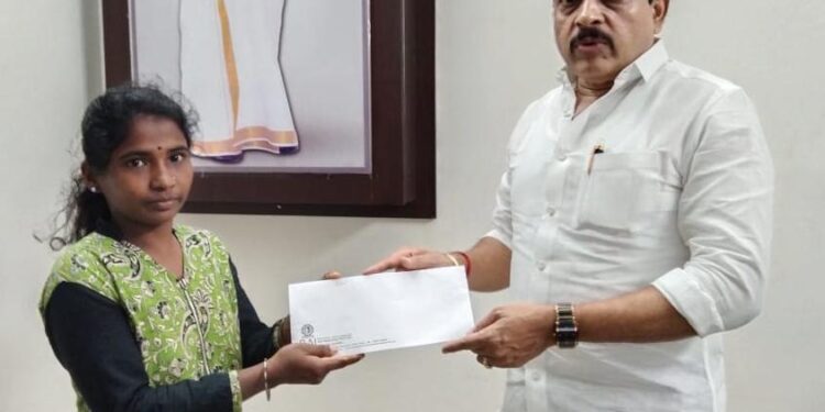 ಜಾಗದ ಹಕ್ಕು ಪತ್ರ ಪಡೆಯುವ ಸಲುವಾಗಿ ಶುಲ್ಕ ಪಾವತಿಸಲು ಬಡಮಹಿಳೆಗೆ ಅಶೋಕ್ ಕುಮಾರ್ ರೈ ಯವರಿಂದ ಆರ್ಥಿಕ ಸಹಾಯ