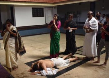 ಕೋಡಿಂಬಾಡಿ: ಮಠಂತಬೆಟ್ಟು ಮಹಿಷಮರ್ದಿನಿ ದೇವಸ್ಥಾನದಲ್ಲಿ ಅಶೋಕ್ ಕುಮಾರ್ ರೈ ಯವರಿಂದ ‘ಉರುಳು ಸೇವೆ’