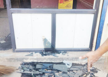 ಪುತ್ತೂರು: ಮಂಗಳಮುಖಿಯರಿಂದ ಬಾರ್ & ರೆಸ್ಟೋರೆಂಟ್ ನ ಬಾಗಿಲ ಗಾಜು ಒಡೆದು ದಾಂಧಲೆ..!! ಪೋಲಿಸರ ಆಗಮನದ ವೇಳೆ ಪರಾರಿ