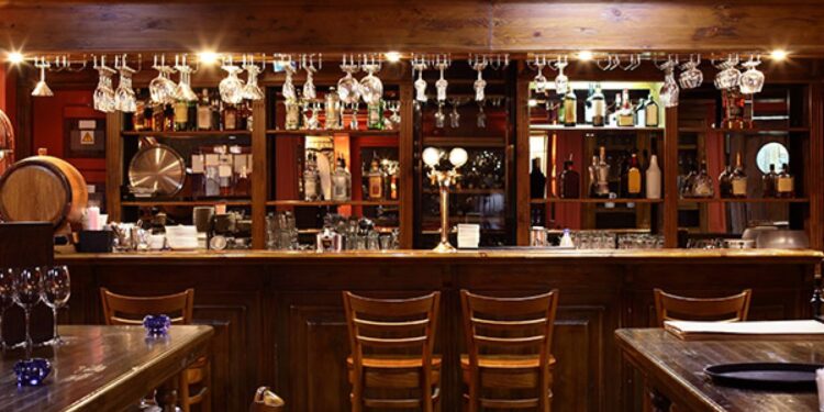 ಮಂಗಳೂರು: ನಿಯಮ ಮೀರಿ ಕಾರ್ಯನಿರ್ವಹಿಸುತ್ತಿರುವ ಆರೋಪ:; ಪಬ್ಗಳ ಮೇಲೆ ಪೊಲೀಸರಿಂದ ದಾಳಿ