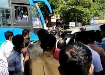 ಮೂಡಬಿದ್ರೆ : ಬಿಜೆಪಿ ರಾಜ್ಯಾಧ್ಯಕ್ಷ ನಳಿನ್‌ ಬೆಂಗಾವಲು ವಾಹನ ಖಾಸಗಿ ಬಸ್‌ ಗೆ ಡಿಕ್ಕಿ..!! ಚಾಲಕನಿಗೆ ಗಾಯ