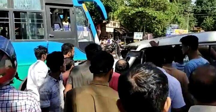 ಮೂಡಬಿದ್ರೆ : ಬಿಜೆಪಿ ರಾಜ್ಯಾಧ್ಯಕ್ಷ ನಳಿನ್ ಬೆಂಗಾವಲು ವಾಹನ ಖಾಸಗಿ ಬಸ್ ಗೆ ಡಿಕ್ಕಿ..!! ಚಾಲಕನಿಗೆ ಗಾಯ