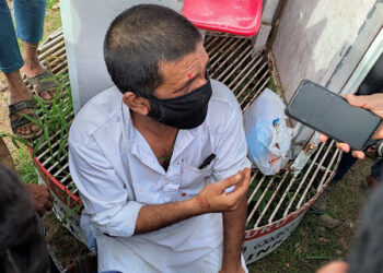 ಮಂಗಳೂರು:  ಬಸ್ ನಲ್ಲಿ ಸಹೋದರಿಯರ ವೀಡಿಯೊ ಚಿತ್ರೀಕರಿಸುತ್ತಿದ್ದ ಕಾಮುಕನಿಗೆ ಸಾರ್ವಜನಿಕರಿಂದ ಧರ್ಮದೇಟು..!!