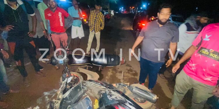 ಪುತ್ತೂರು: ಎಪಿಎಂಸಿ ರಸ್ತೆಯಲ್ಲಿ ಆಕ್ಟಿವಾ ಮತ್ತು ಬೈಕ್ ಮುಖಾಮುಖಿ ಡಿಕ್ಕಿ..!!
