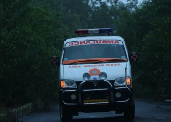 ಆಸ್ಪತ್ರೆ ಕರೆದೊಯ್ಯುತ್ತಿದ್ದ ವೇಳೆ ಆಂಬ್ಯುಲೆನ್ಸ್ ನಲ್ಲಿಯೇ ಮಗುವಿಗೆ ಜನ್ಮ ನೀಡಿದ ಮಹಿಳೆ..!!