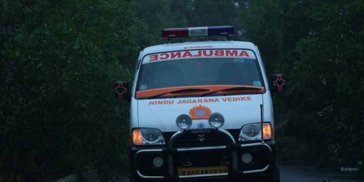 ಆಸ್ಪತ್ರೆ ಕರೆದೊಯ್ಯುತ್ತಿದ್ದ ವೇಳೆ ಆಂಬ್ಯುಲೆನ್ಸ್ ನಲ್ಲಿಯೇ ಮಗುವಿಗೆ ಜನ್ಮ ನೀಡಿದ ಮಹಿಳೆ..!!