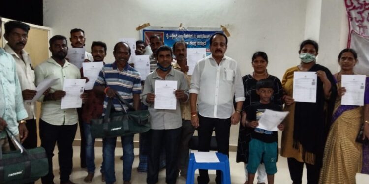 ಪುತ್ತೂರು: ರೈ ಎಸ್ಟೇಟ್ ಎಜ್ಯುಕೇಶನಲ್ ಎಂಡ್ ಚಾರಿಟೇಬಲ್ ಟ್ರಸ್ಟ್ ವತಿಯಿಂದ ಕಾರ್ಮಿಕರಿಗೆ ಉಚಿತ ಗುರುತಿನ ಚೀಟಿ ವಿತರಣೆ