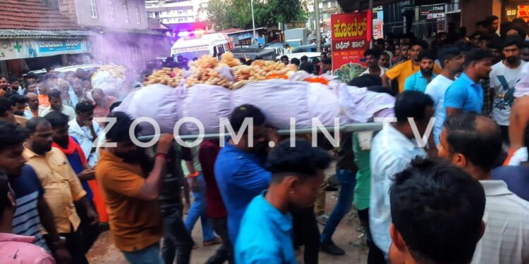 ಉಪ್ಪಿನಂಗಡಿ : ಮೆರವಣಿಗೆ ಮೂಲಕ ಸಾಗಿ ಒಂದೇ ಕಡೆ ನೆರವೇರಿತು ‘ಜೀವದ ಗೆಳೆಯ’ರ ಅಂತ್ಯಕ್ರಿಯೆ:; ಮುಗಿಲು ಮುಟ್ಟಿದ ಗೆಳೆಯರ, ಕುಟುಂಬಸ್ಥರ ಆಕ್ರಂದನ..!!