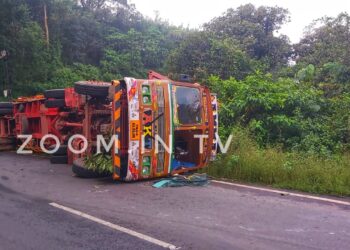 ನೆಲ್ಯಾಡಿ : ಚಾಲಕನ ನಿಯಂತ್ರಣ ತಪ್ಪಿ ಲಾರಿ ಪಲ್ಟಿ : ಚಾಲಕ ಕ್ಲೀನರ್ ಅಪಾಯದಿಂದ ಪಾರು