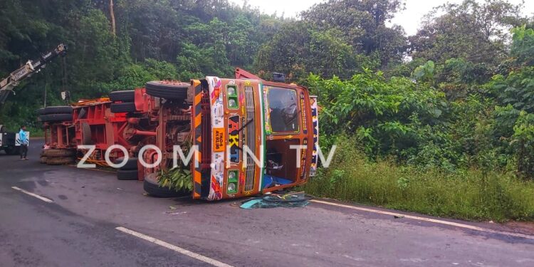 ನೆಲ್ಯಾಡಿ : ಚಾಲಕನ ನಿಯಂತ್ರಣ ತಪ್ಪಿ ಲಾರಿ ಪಲ್ಟಿ : ಚಾಲಕ ಕ್ಲೀನರ್ ಅಪಾಯದಿಂದ ಪಾರು